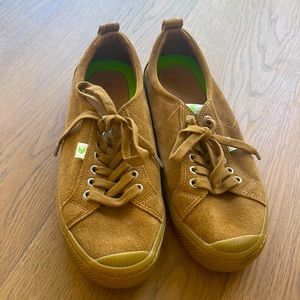 Men's Cariuma sneakers. Size 9